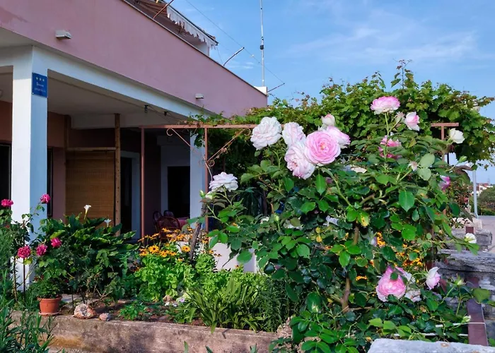 صورة Apartment Sleeps 4 With Patio & Grill