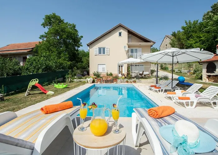 4 Bedroom Amazing Home In Suhac foto