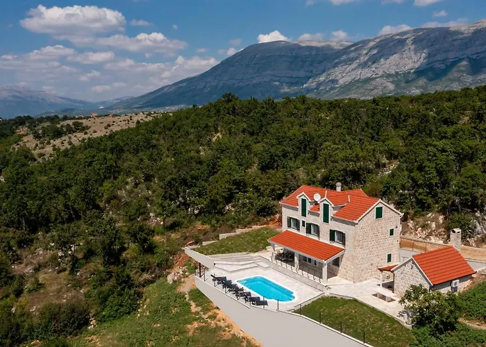 Photo de Escape On Lake - Private Retreat With Pool & Jacuzzi Vrlika