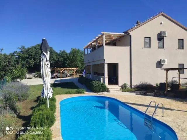 Vikendica Donji Humac fotografija