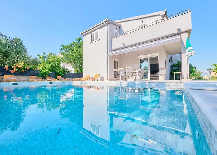 Barbara - Modern House With A Private Swimming Pool fotografija