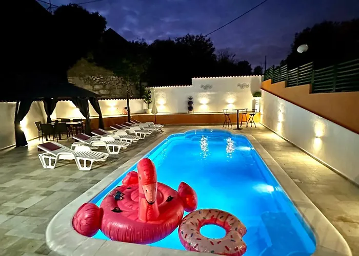 Holiday Home With Swimming Pool & Jacuzzi Foto